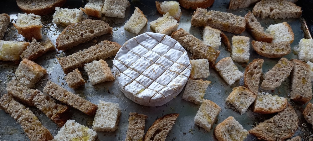 Сыр камамбер с сухариками