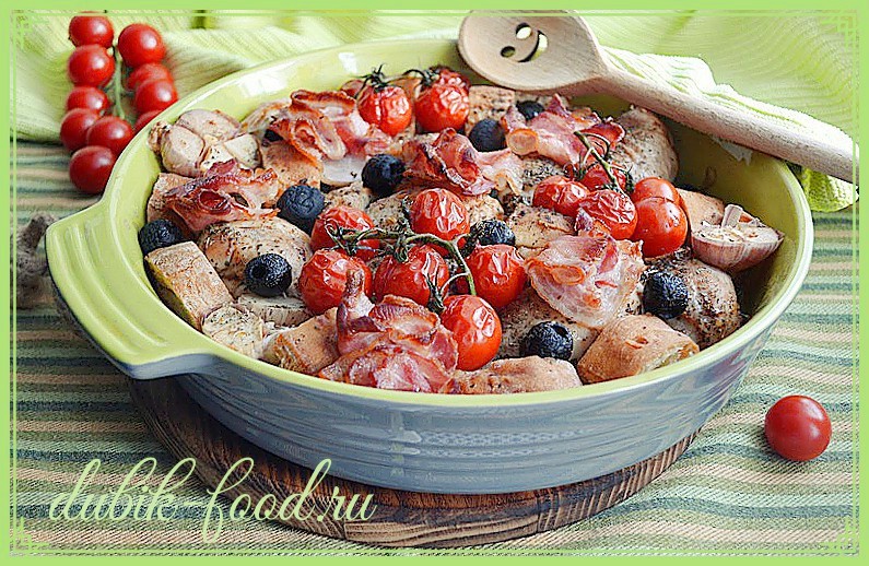 Куриные голени, запеченные с чиабаттой, черри, маслинами и беконом