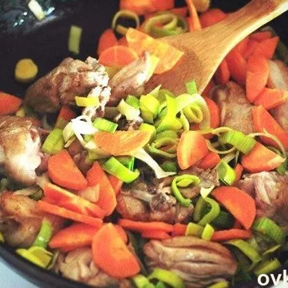 Курица с грибами и томатами под винным соусом