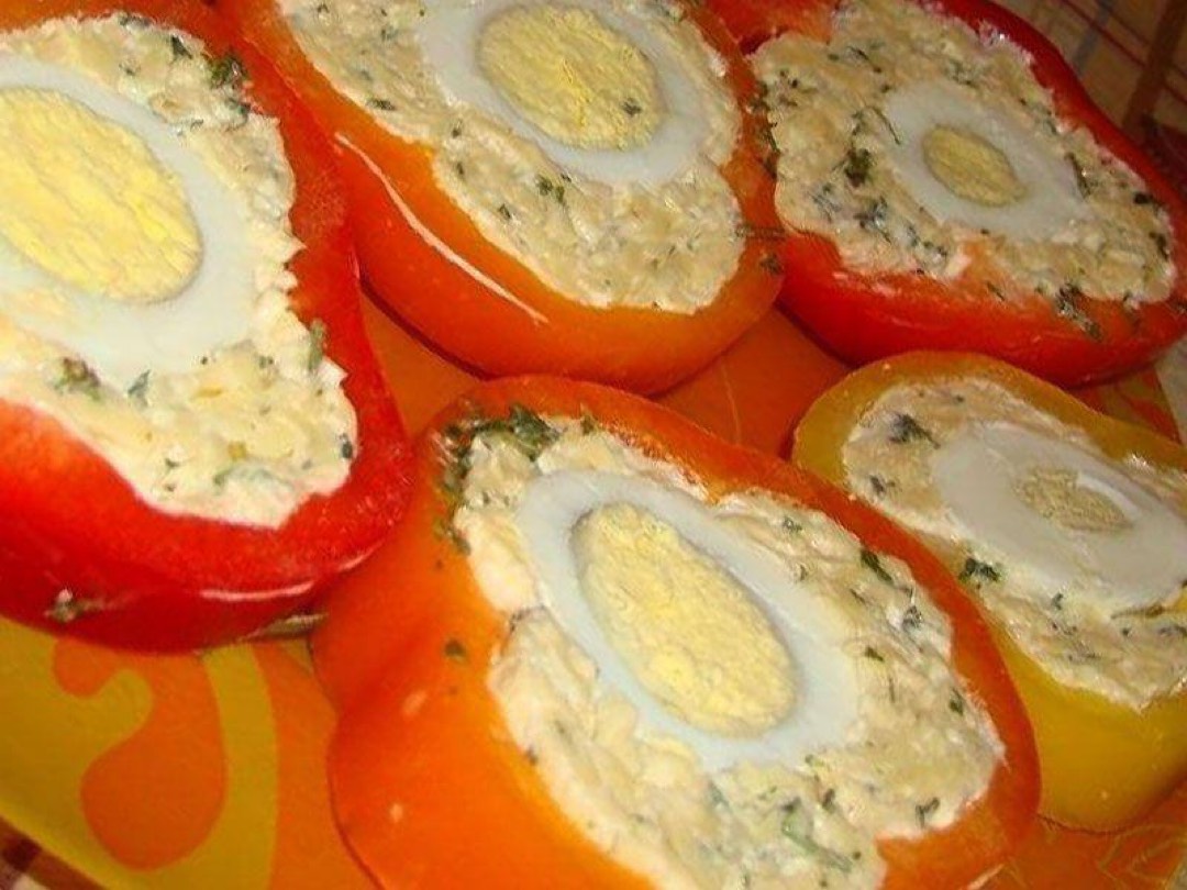 Фаршированные перцы яйцами