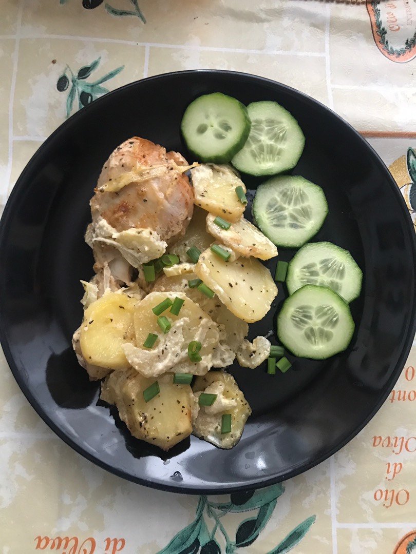 Куриные голени запечённые с картошкой и сельдереем