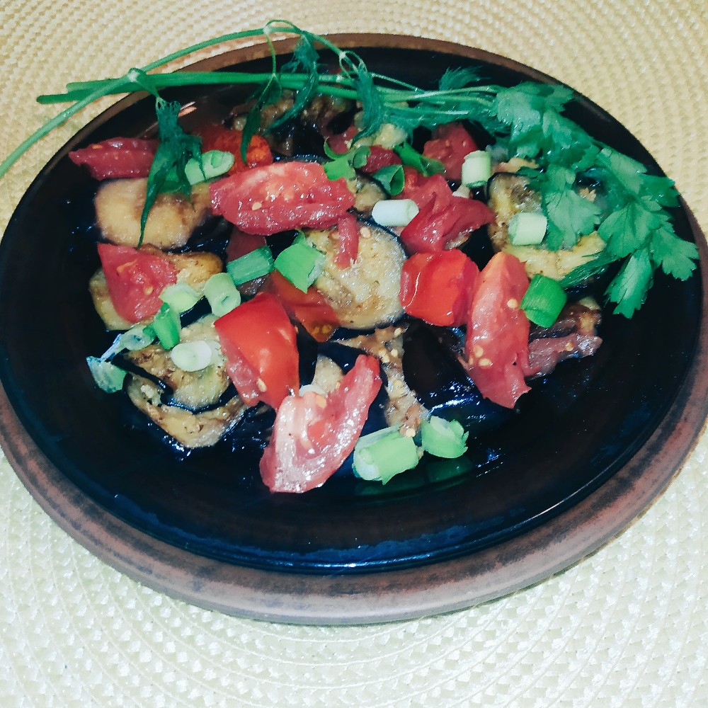 Баклажаны с помидорами, сыром, чесноком и майонезом на сковороде рецепт с фото пошагово