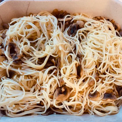 Спагетти с лососем в сливочном соусе с грибами