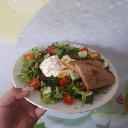 Овощной салат с яйцом пашот и чесночными гренками
