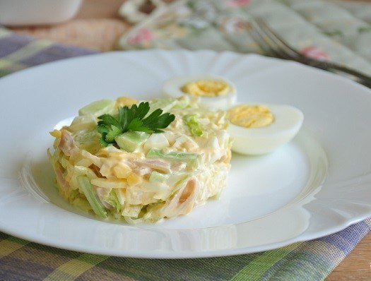 Салат с ветчиной и маринованными грибами