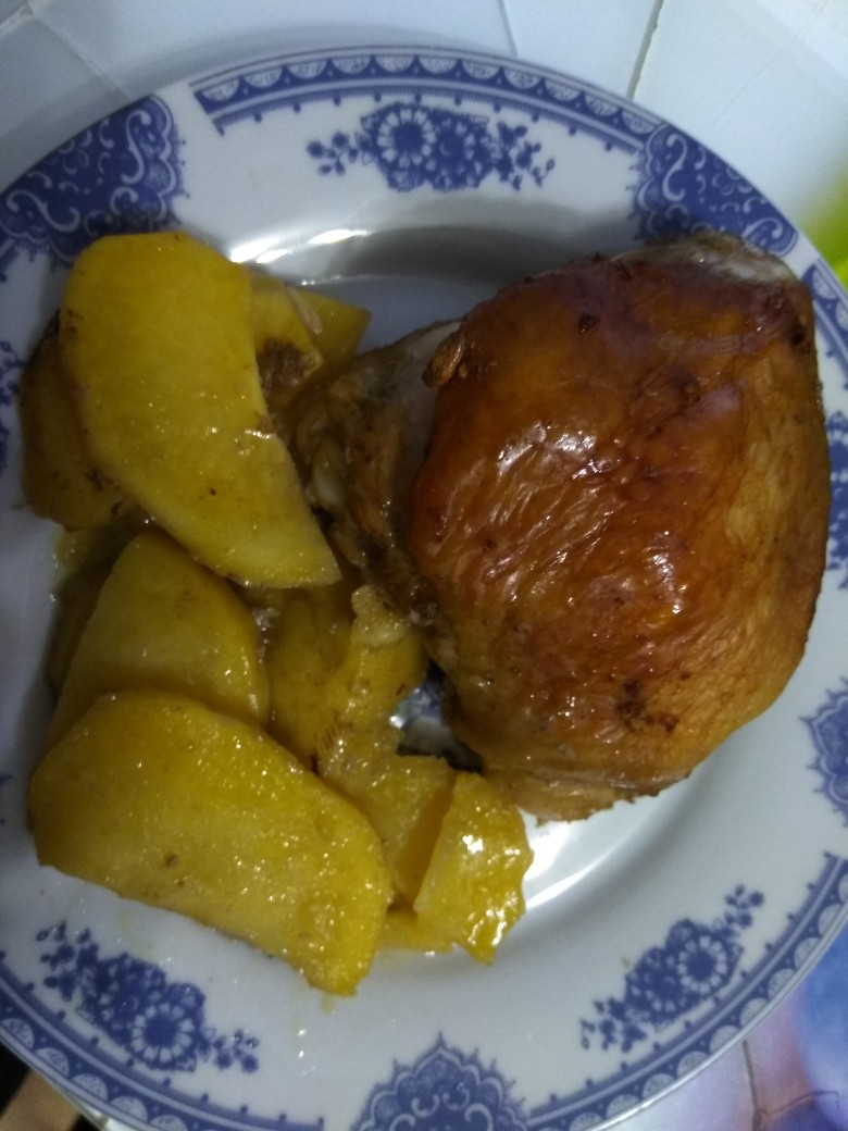 Куриные бедрышки с картошкой в духовке