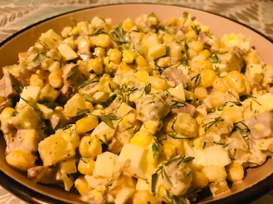 Салат из жаренного картофеля с отварным языком, маринованными огурцами и пикантной заправкой