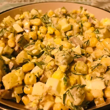 Салат из жаренного картофеля с отварным языком, маринованными огурцами и пикантной заправкой