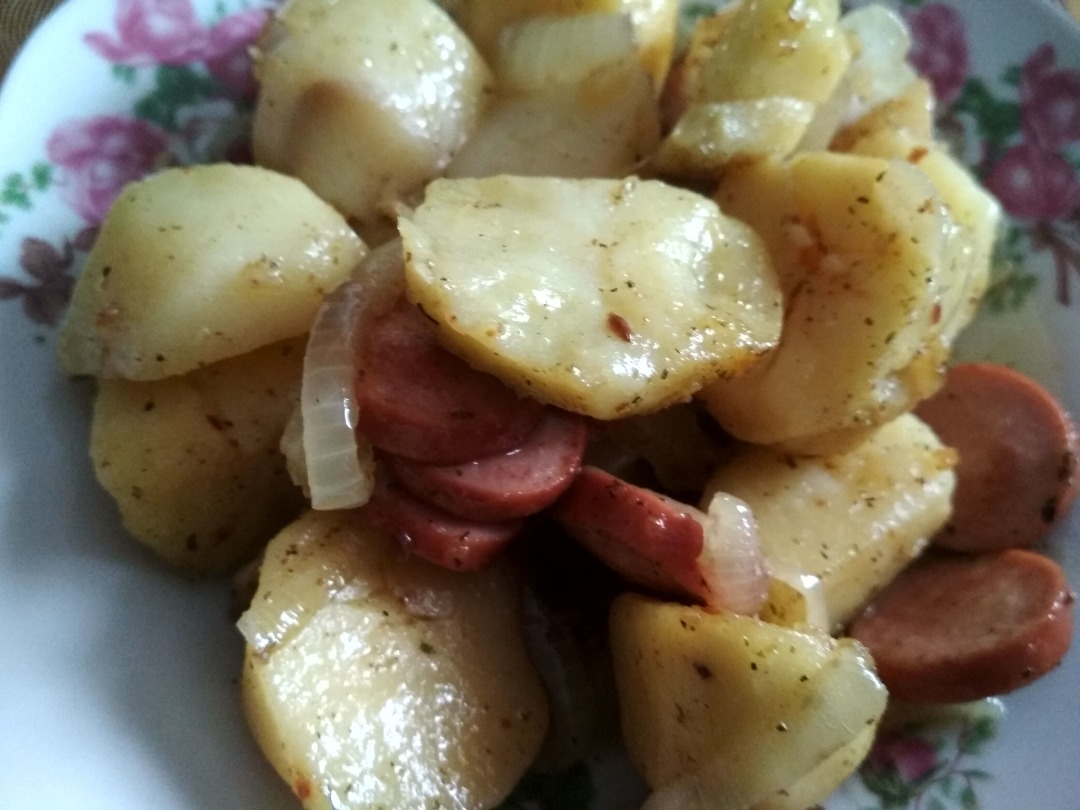 Картошка под сыром с сосисками в духовке