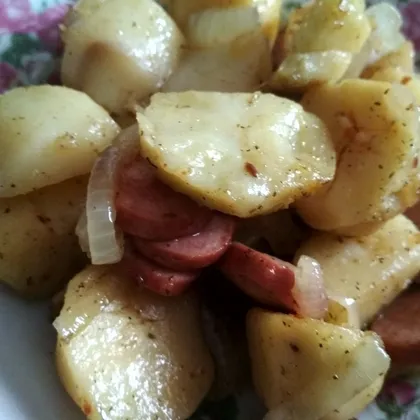 Картофель, обжаренный с луком и сосисками