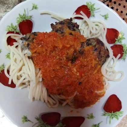 Спагетти с мини котлетами под овощным соусом