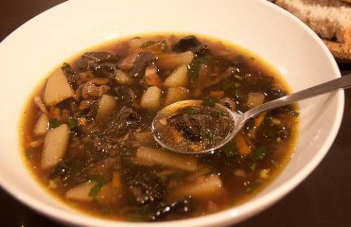 Сытный суп из сушеных грибов с вермишелью и овощами