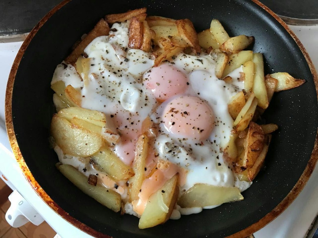 Картошка, жаренная с яйцом