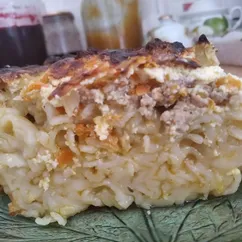 Запеканка из макарон, фарша, лука и моркови