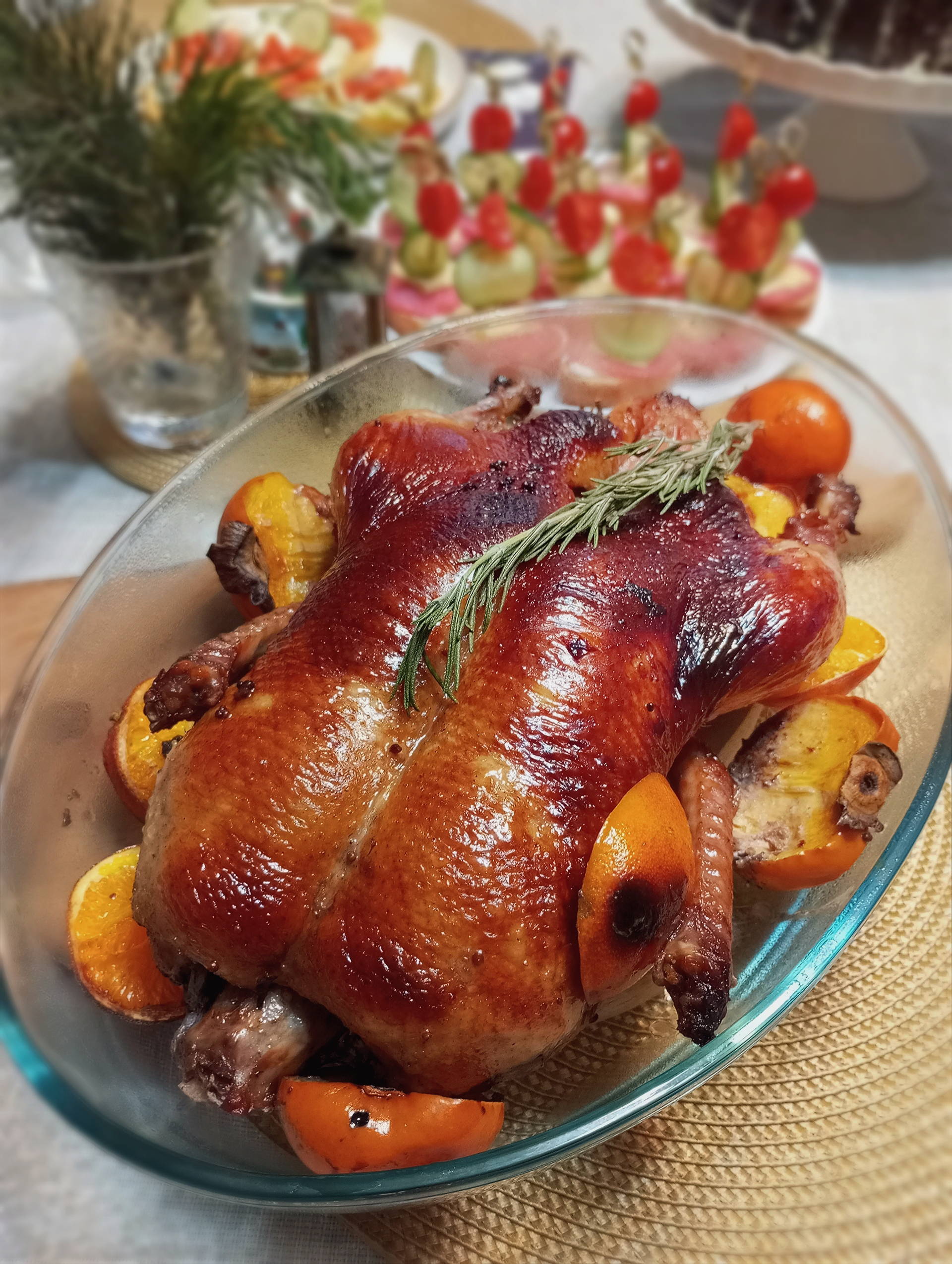 Утка с хурмой и мандаринами