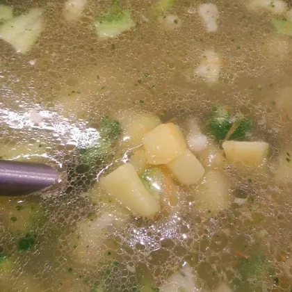 Куриный суп с брокколи и цветной капустой