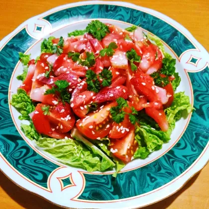 Салат из клубники и помидоров
