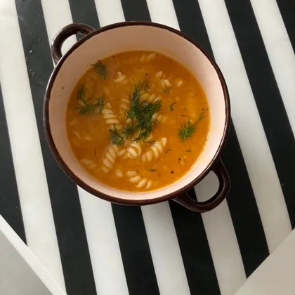 Томатный суп с вермишелью и зеленью