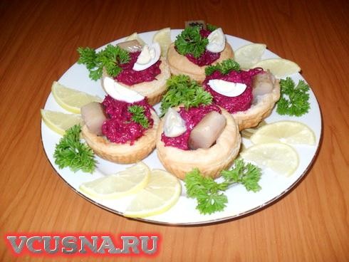 Закуска с селедкой и свекольной пастой