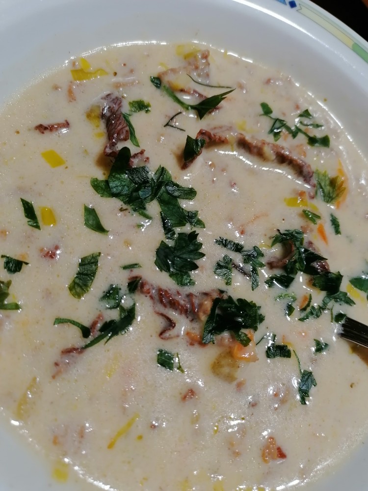 Сливочно-сырный суп с лисичками