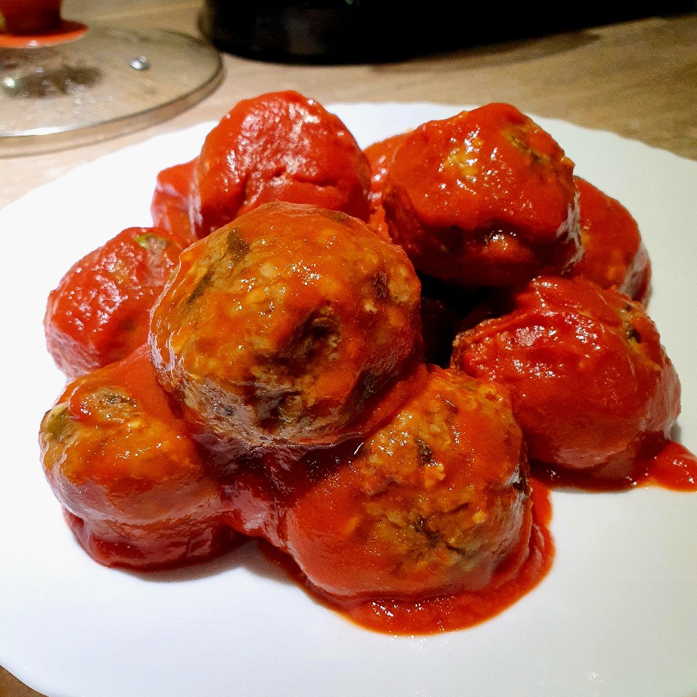 Фрикадельки из баклажана и грибов в томатном соусе