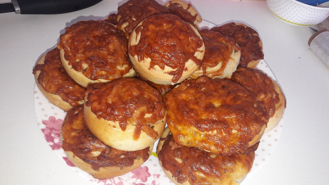 Сырные завитушки с чесноком и зеленью