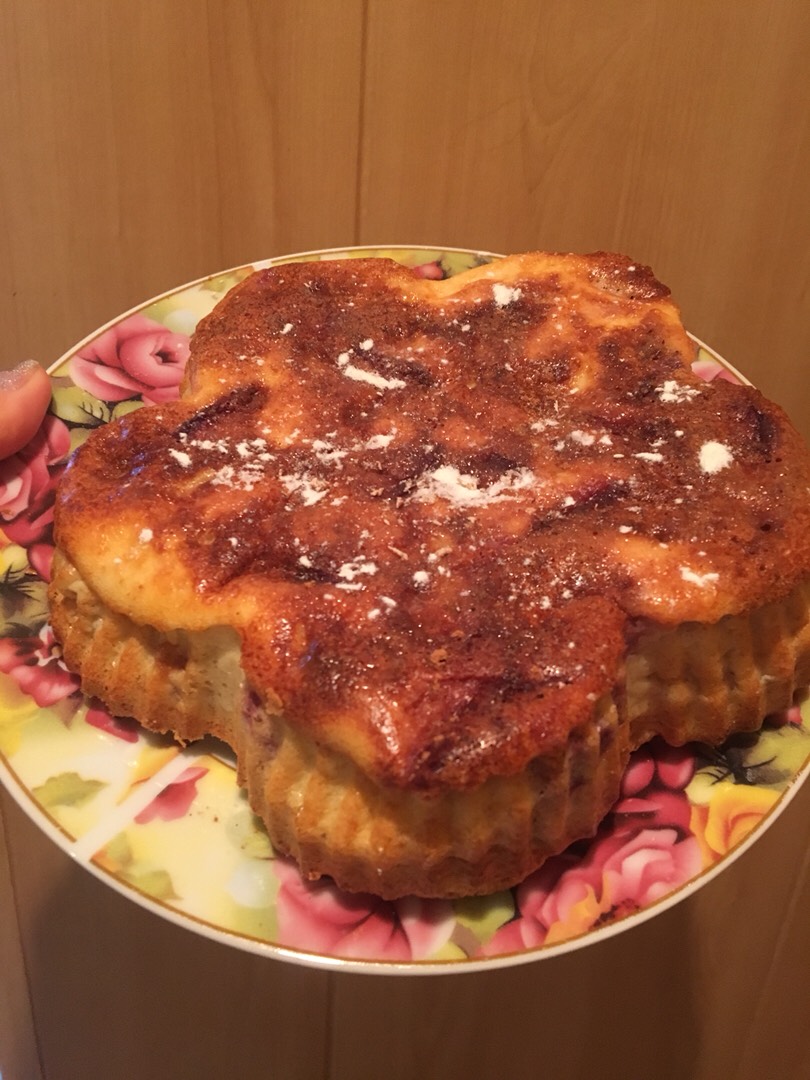 Шарлотка с яблоком и сливой