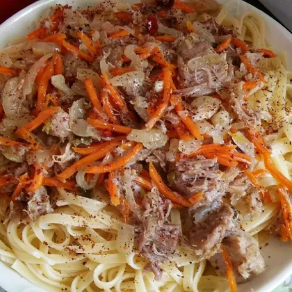 Спагетти с тушенкой, луком и морковью