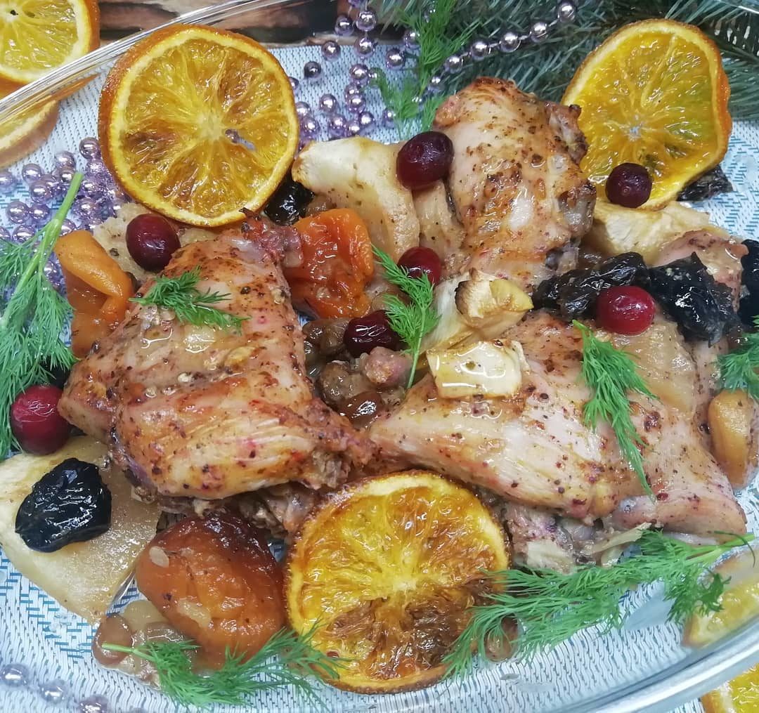 Кролик праздничный с сухофруктами и яблоками