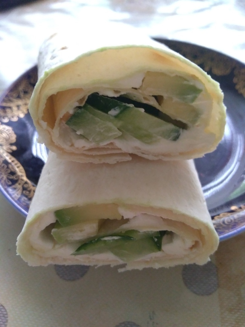 Лаваш с сыром, огурцом и авокадо