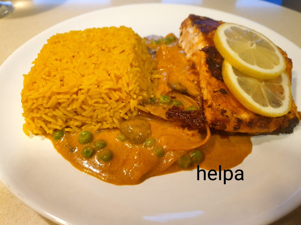 Филе лосося с шампиньонами под соусом карри