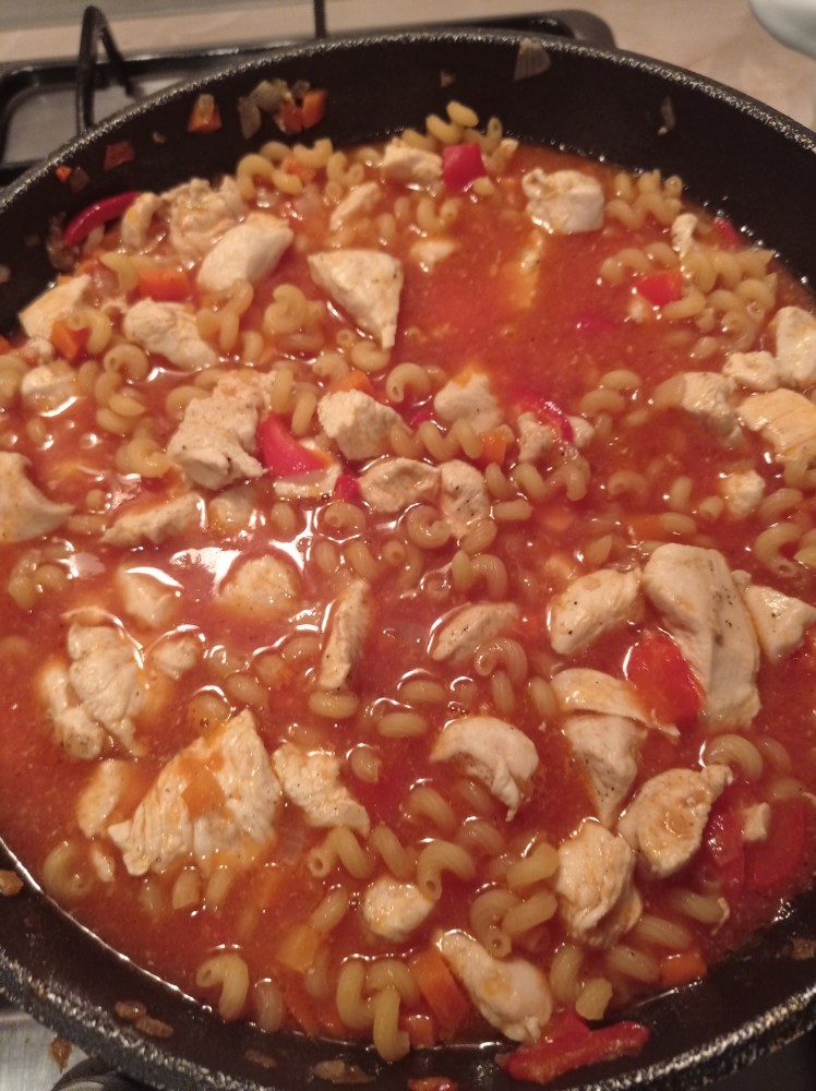 Макароны с овощами и курицей