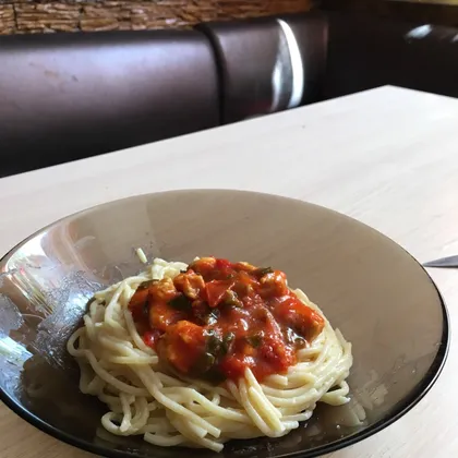 Аппетитные спагетти с курицей и томатным соусом 🍜