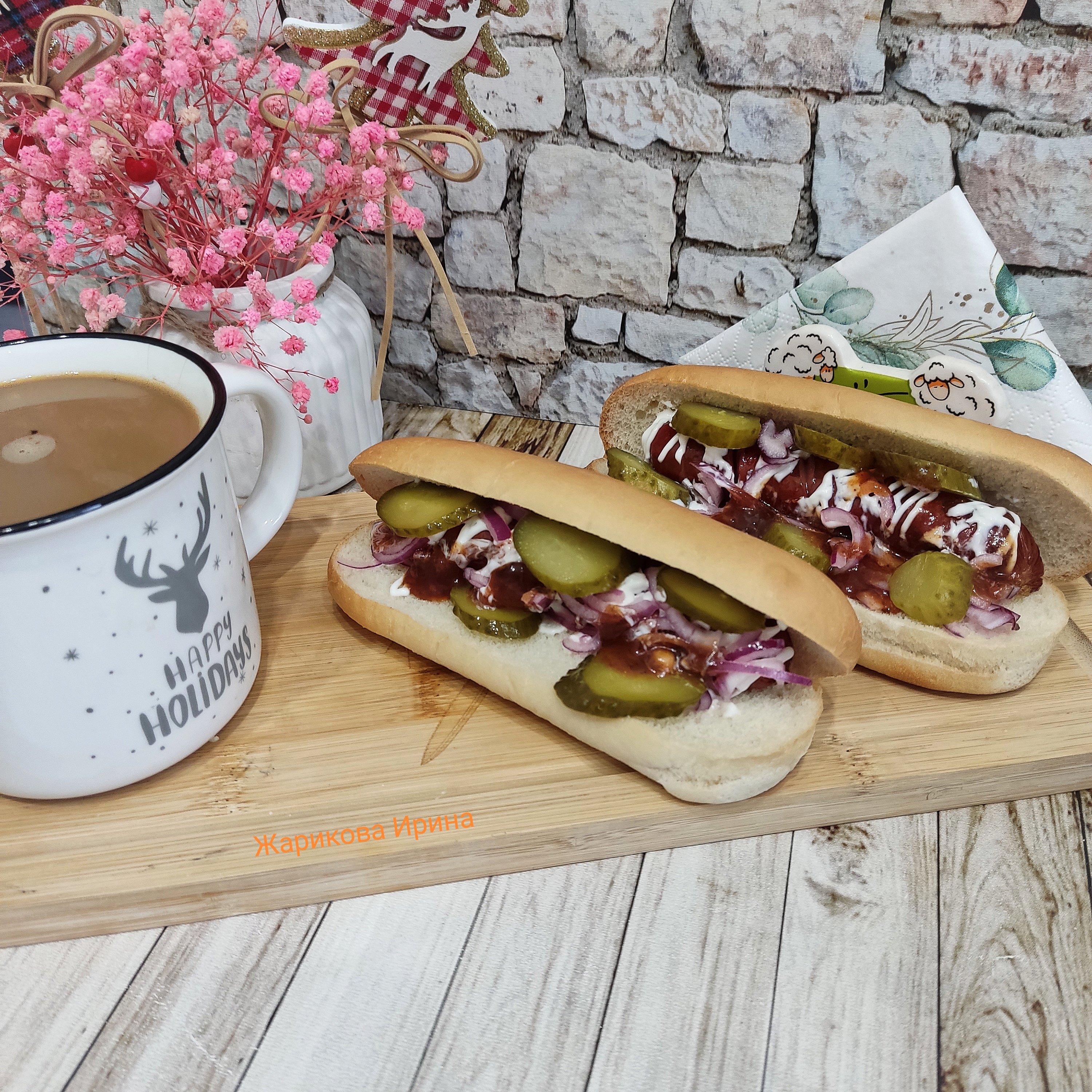 Хот-дог с маринованным луком и огурцом