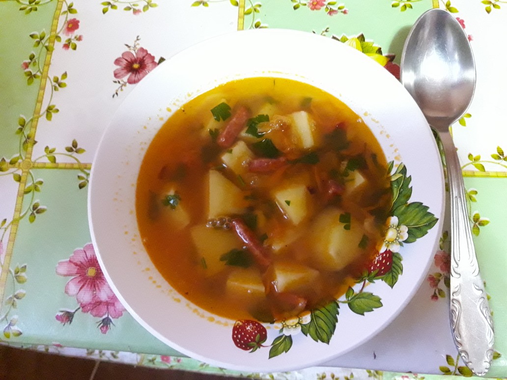 Гороховый суп с копчёной колбасой и беконом
