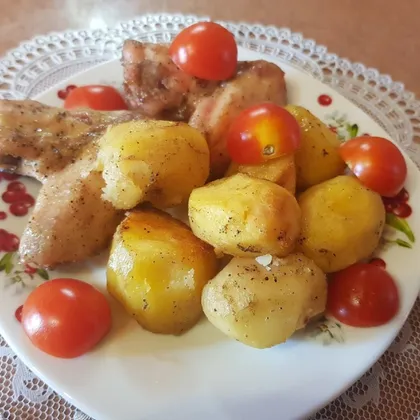 Вкусная картошечка с куриными крылышками в духовке
