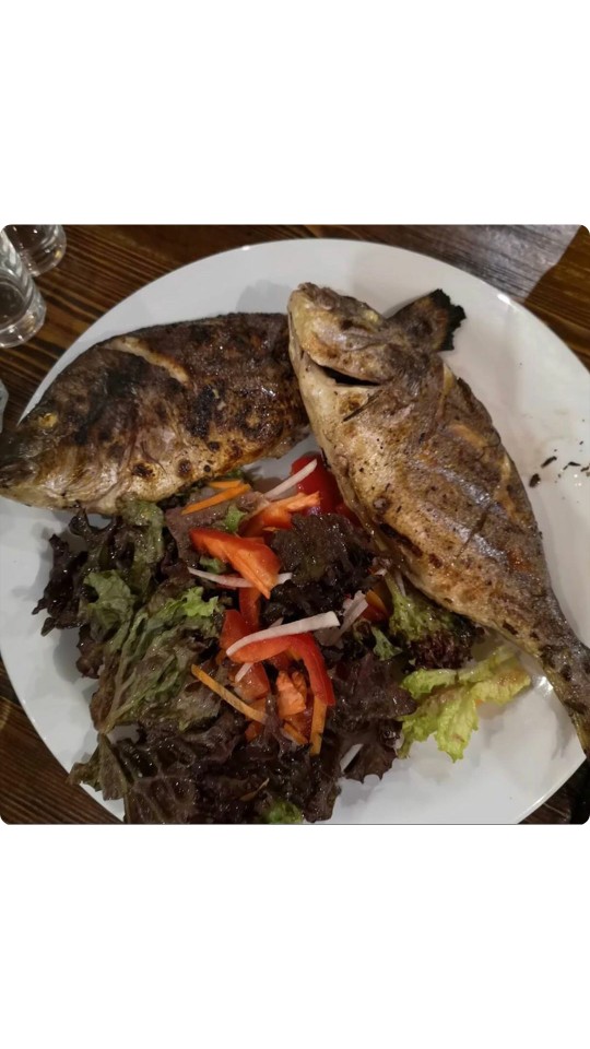 Сибас запеченный на гриле с овощами, и тушеным шпинатом