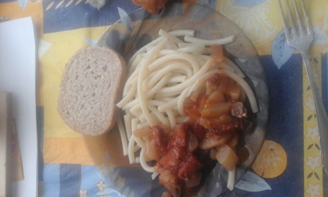 Макароны с тушеными овощами и колбасой