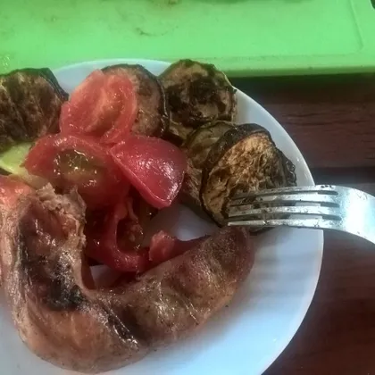 Колбаски с овощами на гриле