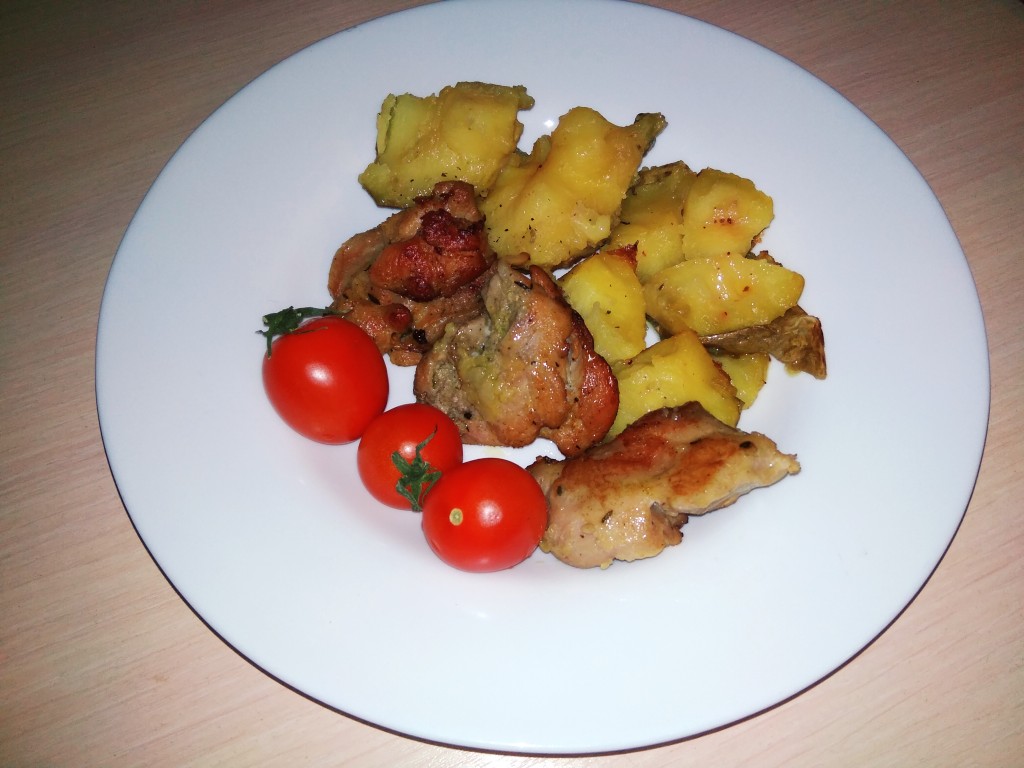 Куриные бедрышки с запечённой картошкой