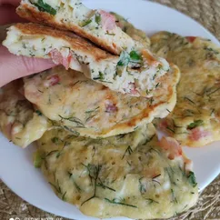 Творожно-сырные оладушки с зеленью и помидорами.🥞