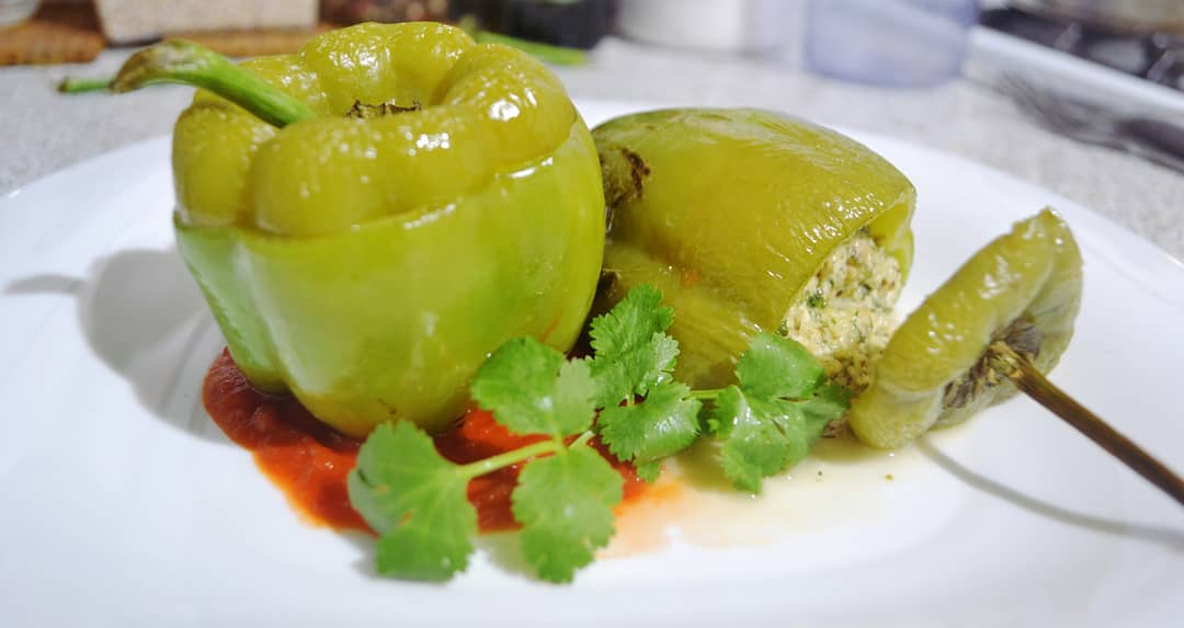 Запечённые перцы с сыром и грецкими орехами