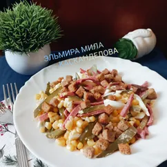 Салат с маринованными огурчиками и колбасой