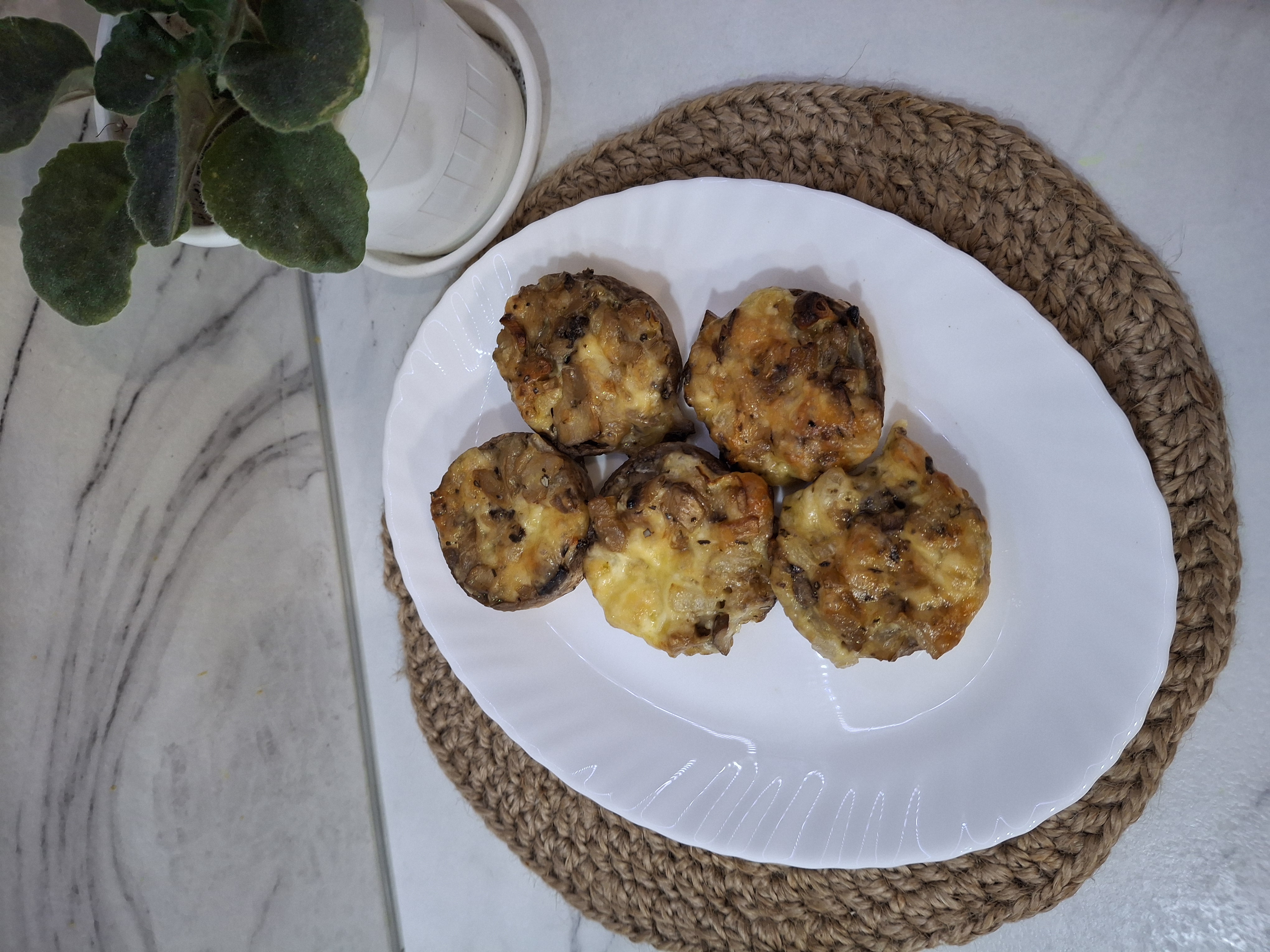 Шампиньоны запечённые с луком и сыром