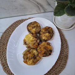 Шампиньоны запечённые с луком и сыром