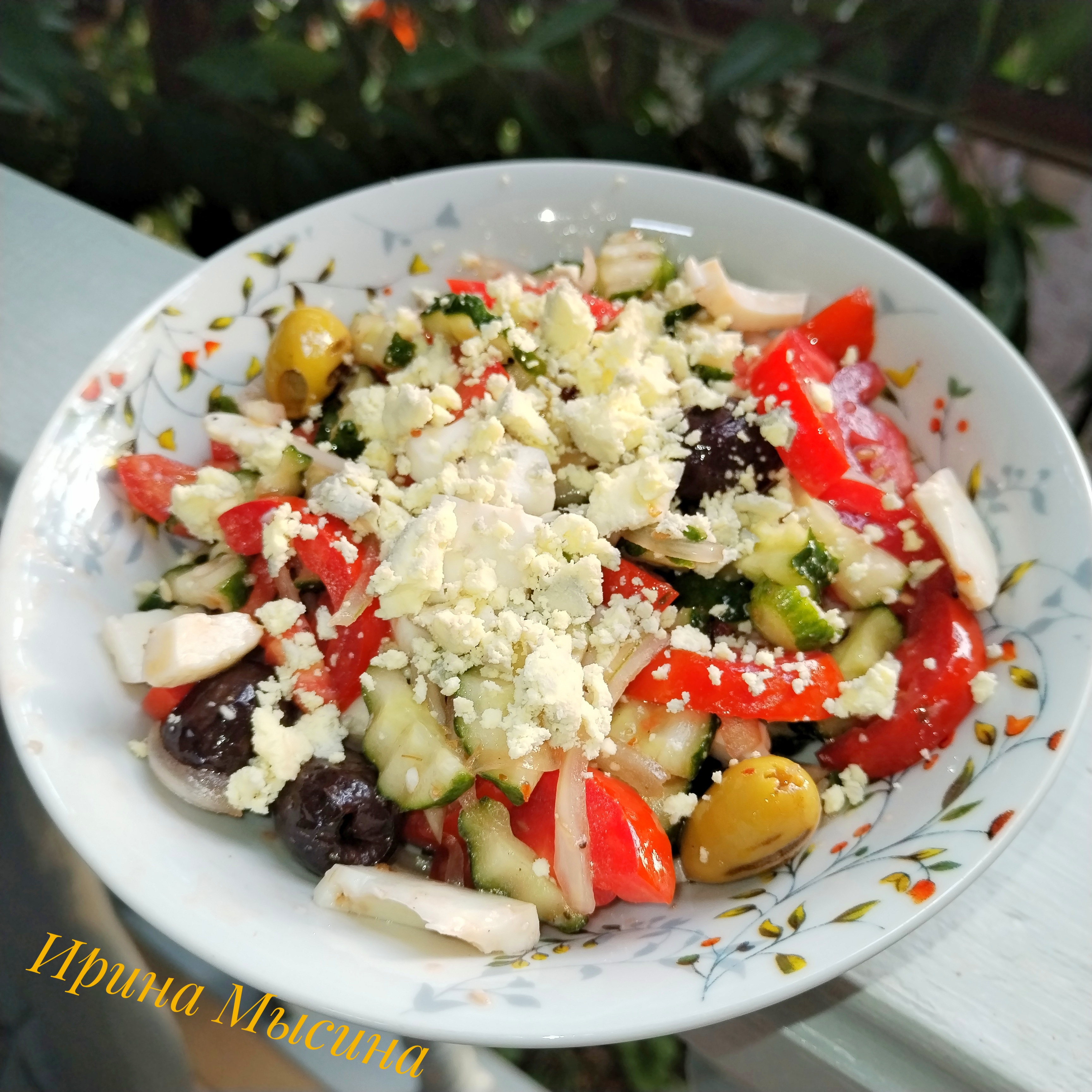 Овощной салат с оливками и маслинами 