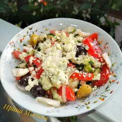 Овощной салат с оливками и маслинами 