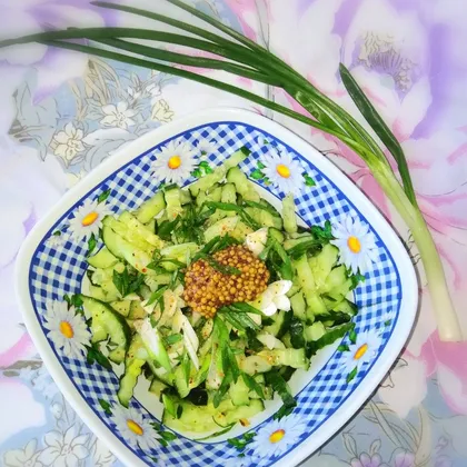 Весенний зелёный салат из огурца и лука