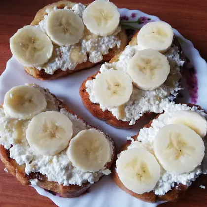 Тосты с бананом и творогом на завтрак
