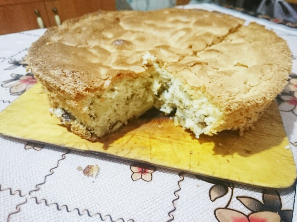 Шарлотка с яблоками и орехами